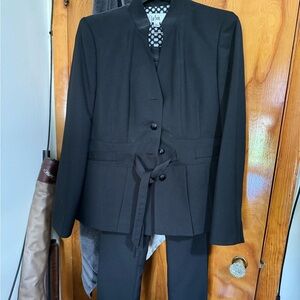 Le Suit black pant suit size 14